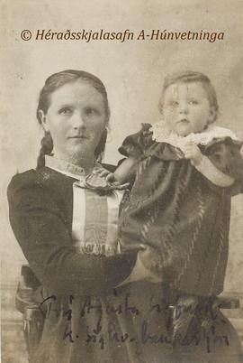 Ástgerður Ágústa Sigfúsdóttir (1864-1932) Rvk frá Tjörn á Vatnsnesi og Emilía Sighvatsdóttir (188...