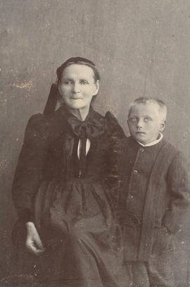 Ragnhildur Snorradóttir (1832) Klömbrum og sonarsonur hennar Sigurður Jónsson (1902-1960) Efra-Va...