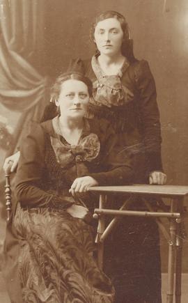 Kristín Carolína Sigurðardóttir (1866-1944) og Kristín Karólína Jónsdóttir (1895-1958) Finnstaðan...