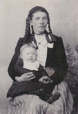 Ragnhildur Guðmannsdóttir (1872-1914) Ytra-Hóli og Guðmann Kristjánsson (1897-1927) stud med
