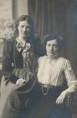 1163-Rannveig Margrét Stefánsdóttir (1885-1972) og systir hennar Margrét Ingibjörg Stefánsdóttir ...