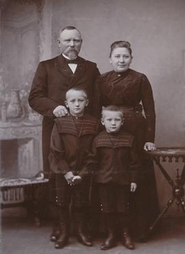 04410-Carl Fr Madsen (1854-1912) málari Sjálandi (Næstved)-kona hans og 2 synir