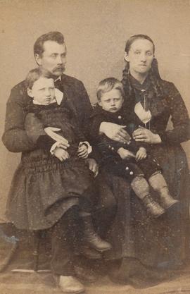 Bjarni Pálsson (1859-22)-Ingibjörg Guðmundsdóttir (1867-16)-Guðrún Margrét (1889-17)-Páll (1890-2...