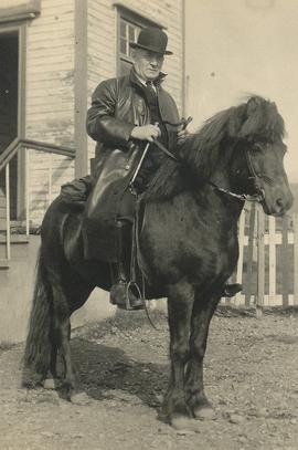 Ásmundur Pétur Jóhannsson (1875-1953) á reiðhesti sínum