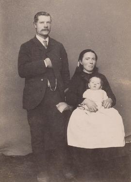 Kristján Pálsson (1864-1913), Margrét Á Jónsdóttir (1854-1941) og Kristín (1894-1977), smiður Stó...